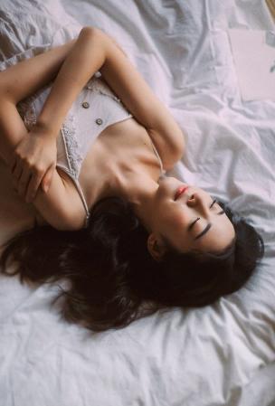 老婆出差闺蜜来家住几天