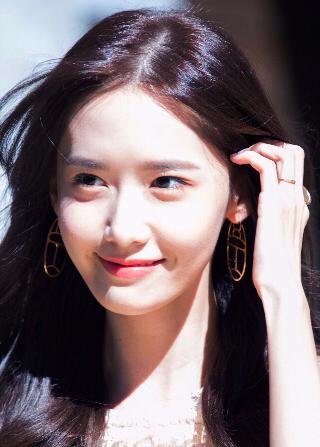 年轻的女孩在办公室推荐香水